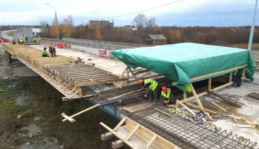 В Каргопольском округе продолжается ремонт моста через Онегу