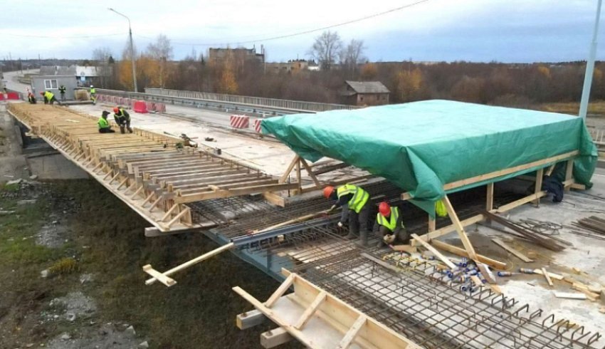 В Каргопольском округе продолжается ремонт моста через реку Онега, который осуществляется в рамках национального проекта «Безопасные качественные дороги».