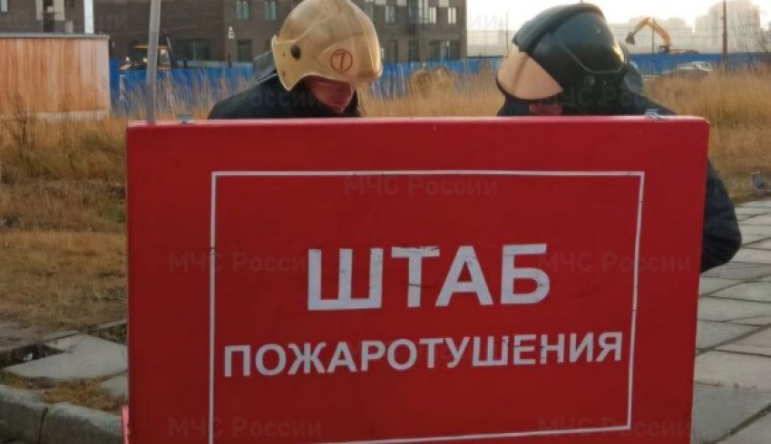 В Северодвинске сотрудники МЧС России провели пожарно-тактическое занятие на здании торгового центра