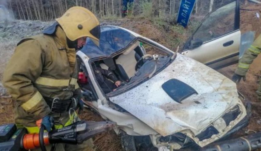 В Поморье с помощью «больших ножниц» извлекли застрявшего в авто водителя