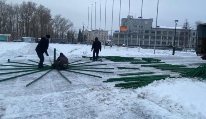 На центральной архангельской площади начали устанавливать главный новогодний символ