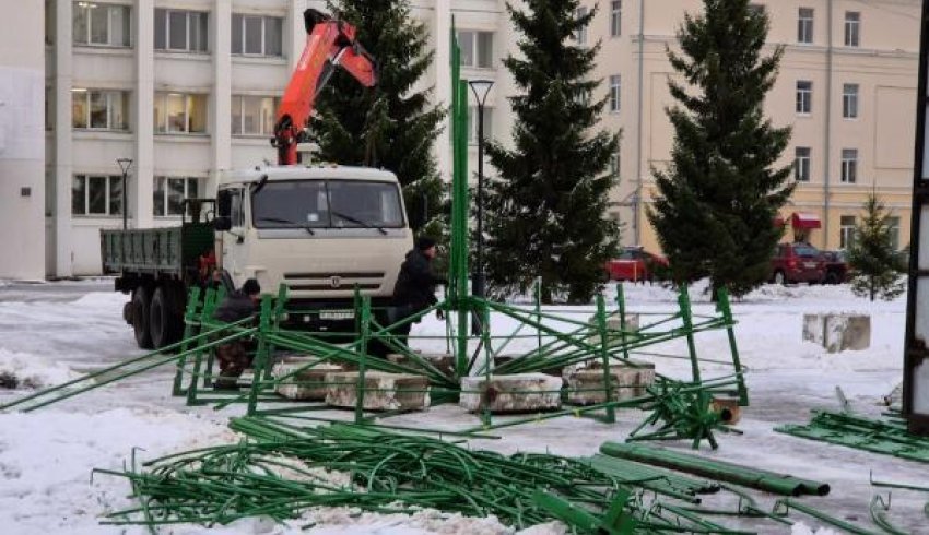 Сборка главной новогодней елки в центре Архангельска