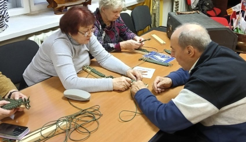 В Архангельске в Ломоносовском совете ветеранов проходят мастер-классы по плетению армейских браслетов выживания