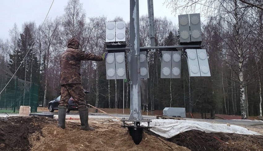 В Няндоме в рамках проекта благоустройства парка «Стрелка» завершают монтаж уличного освещения