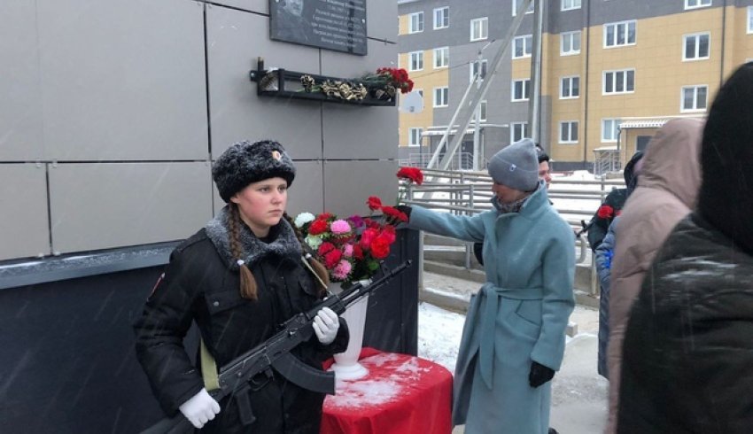 В Онеге состоялось открытие мемориальной доски, посвященной памяти Владимира Воюшина, героя-земляка, погибшего при исполнении воинского долга