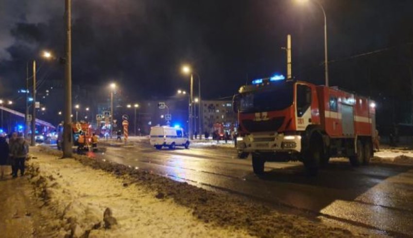 В центре Архангельска из-за огненного ЧП перекрыли дорогу: движение затруднено