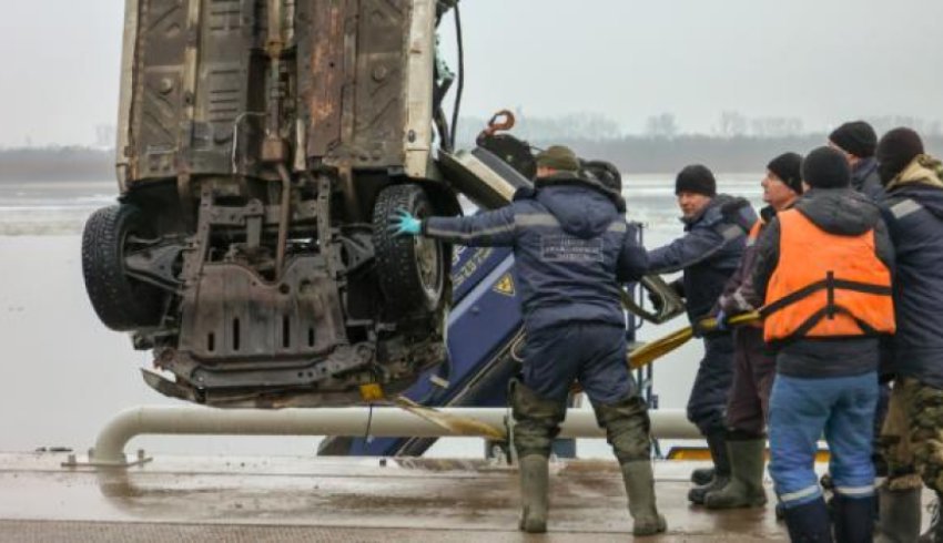 СК показал, как поднимали со дна архангельской реки автомобиль с телами людей