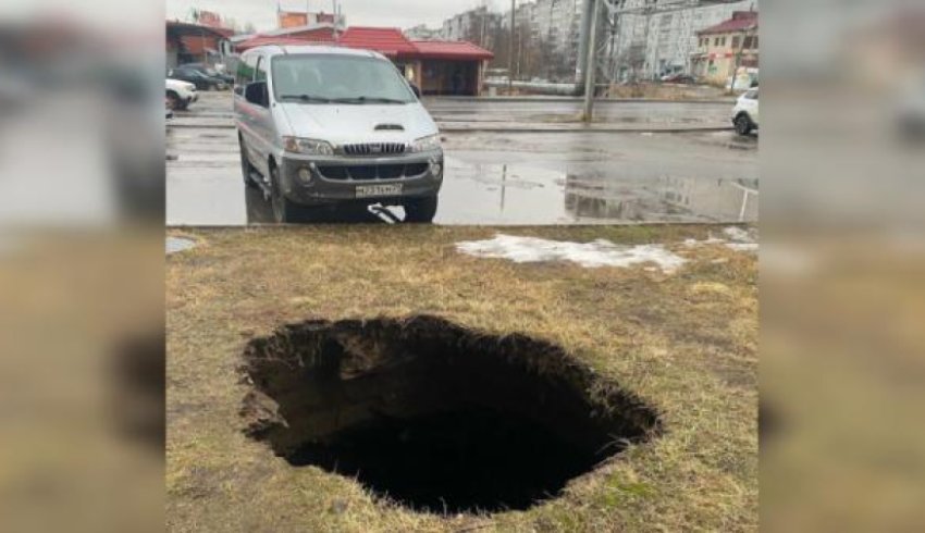 «Очередной портал?»: архангелогородцы заметили земляной обвал на Дачной