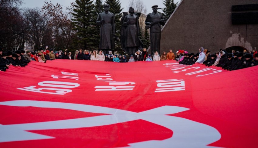 В День Неизвестного Солдата в Архангельске развернули крупномасштабную копию Знамени Победы