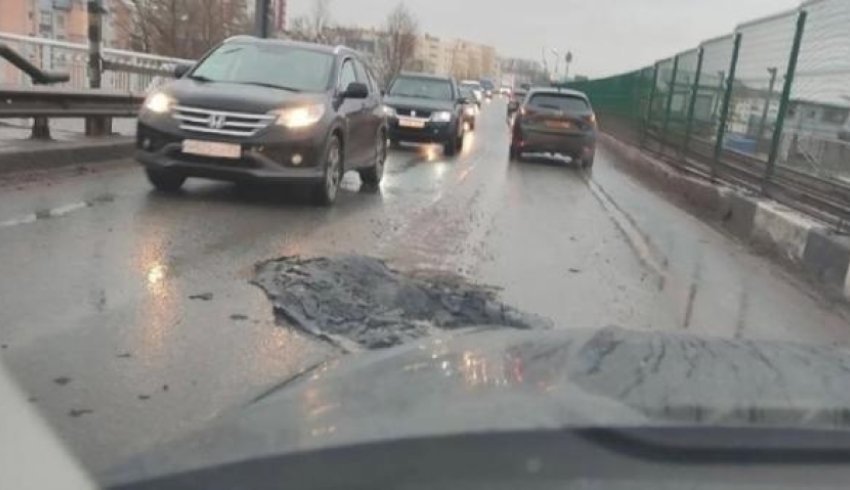 Архангельские дорожники начали устранять яму на съезде с железнодорожного моста