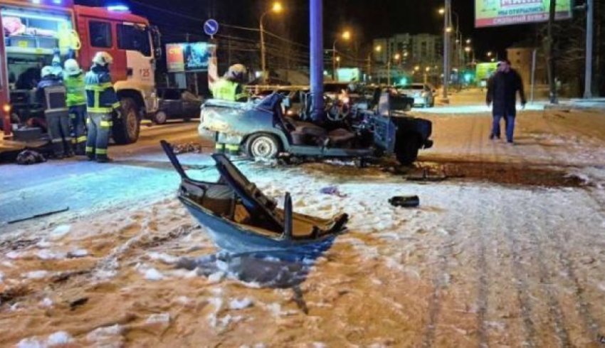 В Архангельске водитель отечественной легковушки влетел в столб и застрял в салоне 