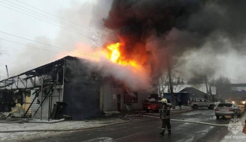 Чуть не взорвались баллоны: в Архангельске произошел серьезный пожар в автосервисе