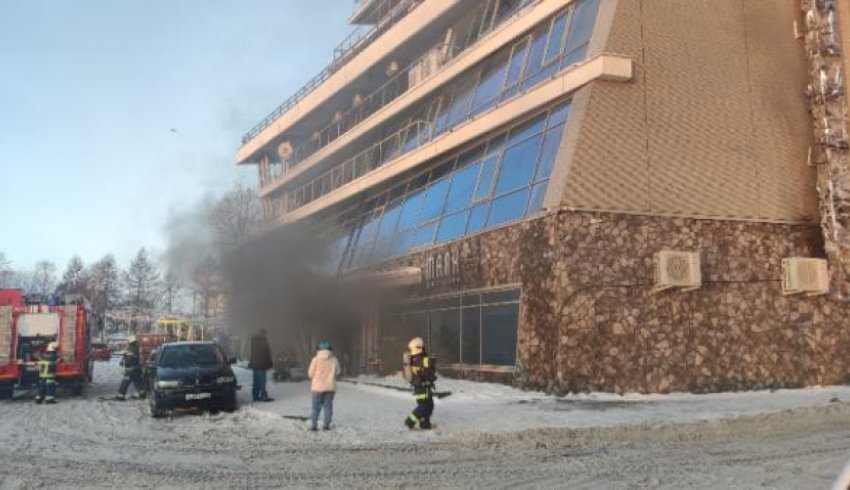 В Архангельске загорелся ресторан «Маяк» и бизнес-центр: на месте работают пожарные