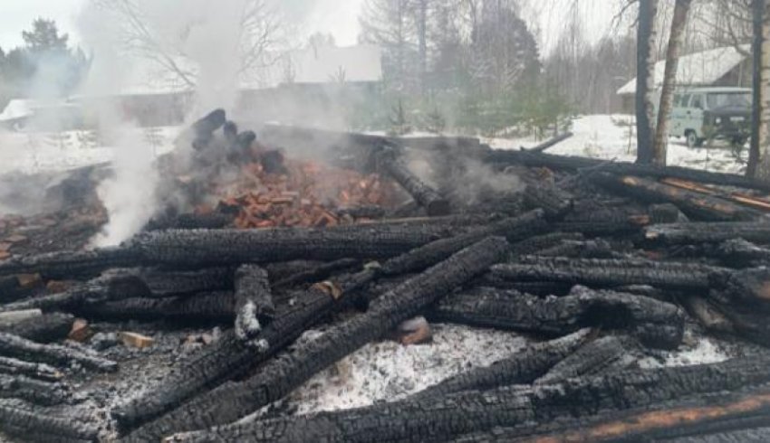 Вместо жилища — угли: в Поморье жуткий пожар в «деревяшке» унес жизнь пенсионера