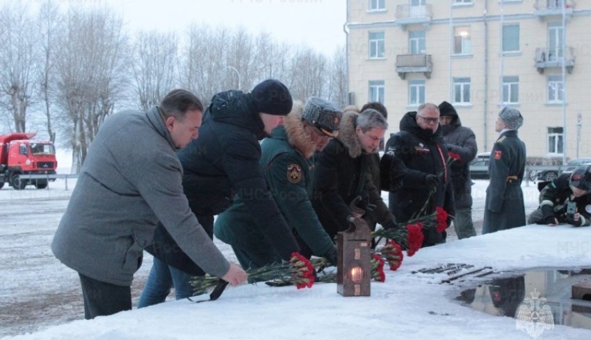 В Архангельске арктическая экспедиция МЧС России возложила цветы у мемориала воинам-землякам