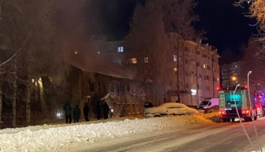 В Архангельске снова полыхала расселенная «деревяшка» в центре города