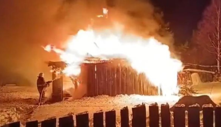 Видео: в Архангельской области северянин сгорел при пожаре в частном жилом доме