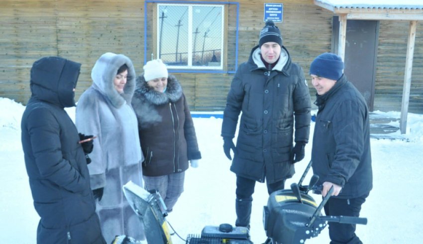 Новогодний подарок сделал губернатор Александр Цыбульский шенкурским хоккеистам