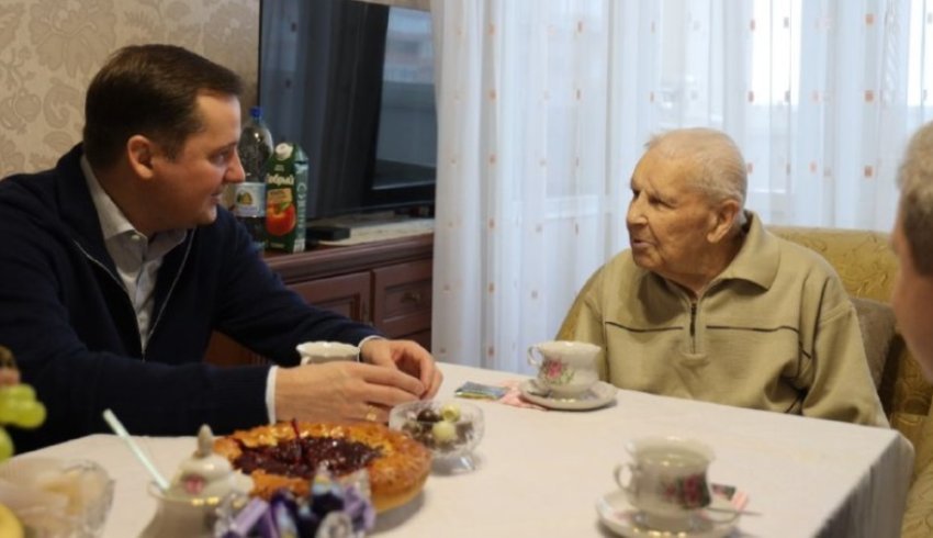 Александр Цыбульский поздравил со 100-летием ветерана Великой Отечественной войны Николая Васильевича Максимова  