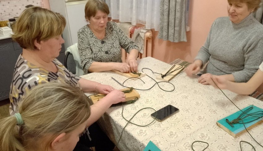 Юнармейцы поселка Хозьмино Вельского района и участницы местного совета ветеранов сплели для бойцов СВО браслеты выживания 