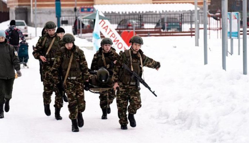 Ветеран СВО передаёт свой опыт архангельским юнармейцам