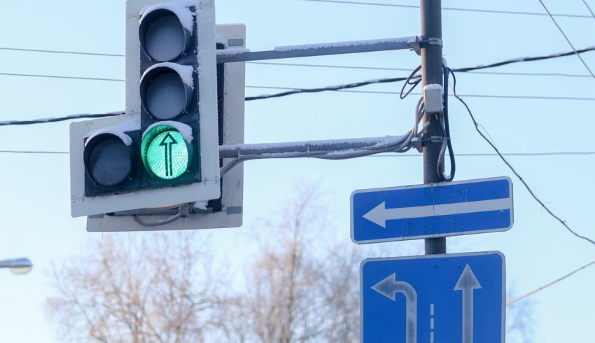 Госавтоинспекция напоминает водителям правила проезда регулируемых перекрестков