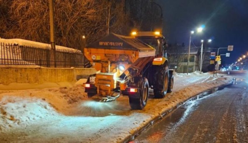 Архангельские коммунальщики всю ночь боролись с последствиями ледяного дождя