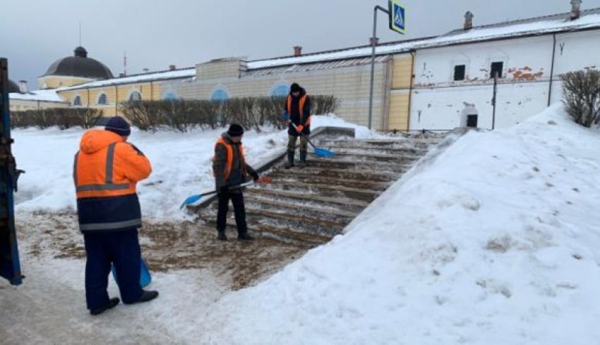 Глава Архангельска взял под личный контроль борьбу с гололедом на городских улицах