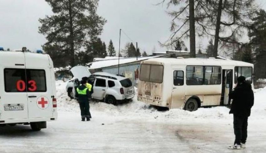 В Архангельской области водитель иномарки влетел в автобус: погибла женщина 