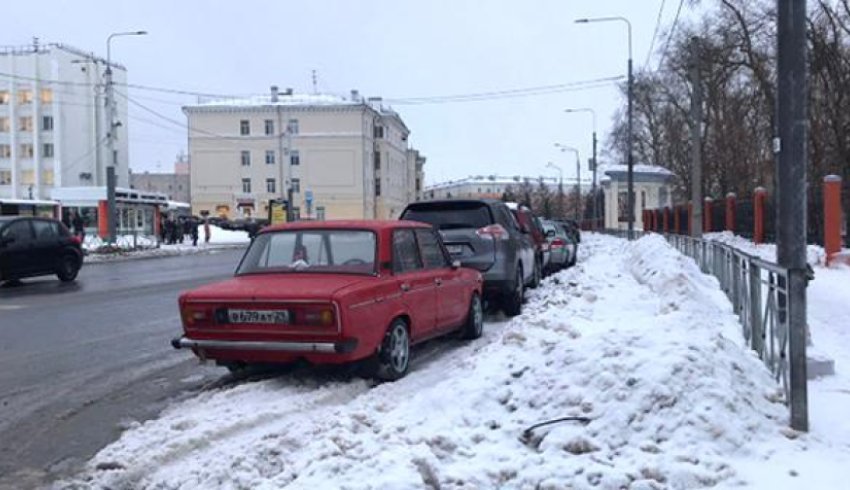 Губернатор раскритиковал власти Архангельска за неубранные сугробы вдоль дорог