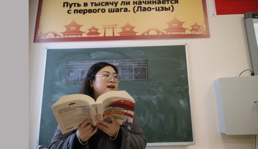 Преподаватель из КНР Люй Шаомэй обучает китайскому языку архангельских студентов