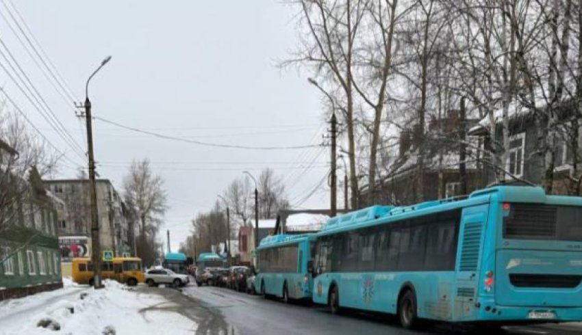 Серьезное ДТП парализовало автобусное движение в архангельской Соломбале 