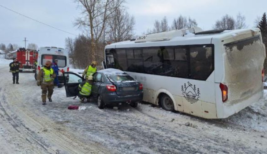 Водитель легковушки врезался в автобус с детьми под Архангельском: есть погибшая