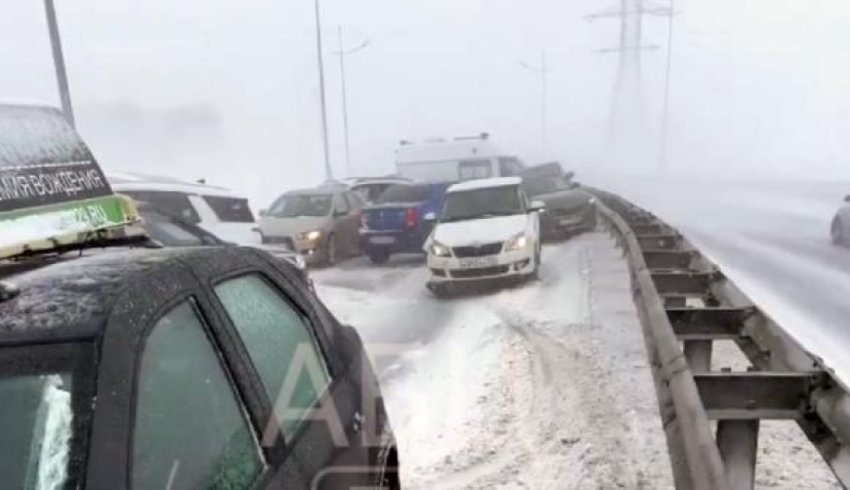 Десятки автомобилей столкнулись на северодвинском мосту в разгар снежной стихии