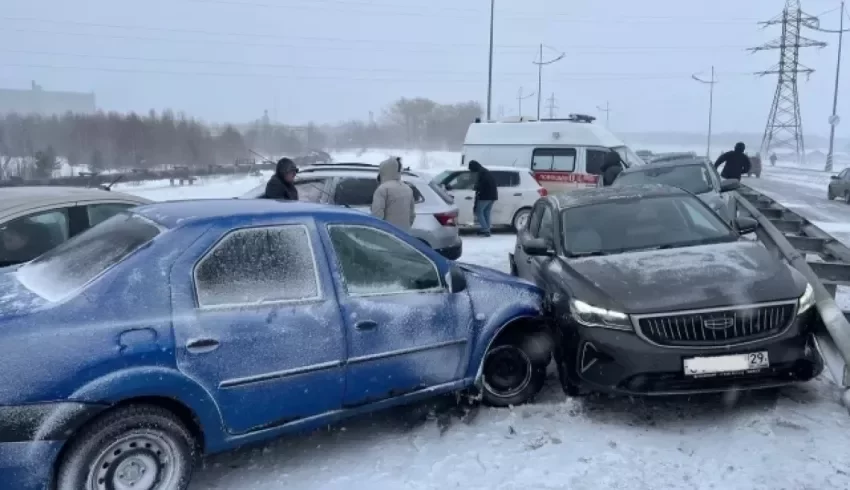 Трасса М8 под Архангельском перекрыта из-за ДТП, скопилось 100 машин