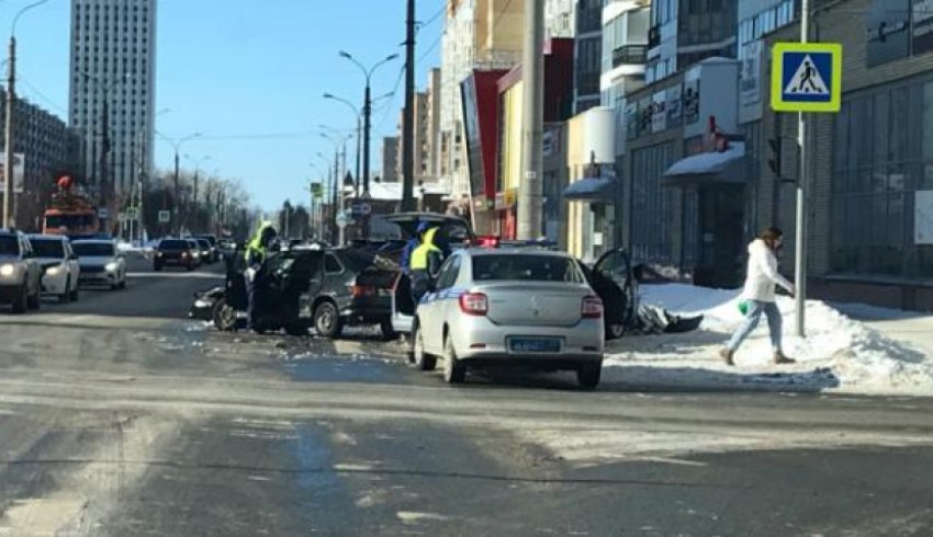 «Проскочил на желтый»: стали известны подробности жесткого ДТП у архангельского ТЦ