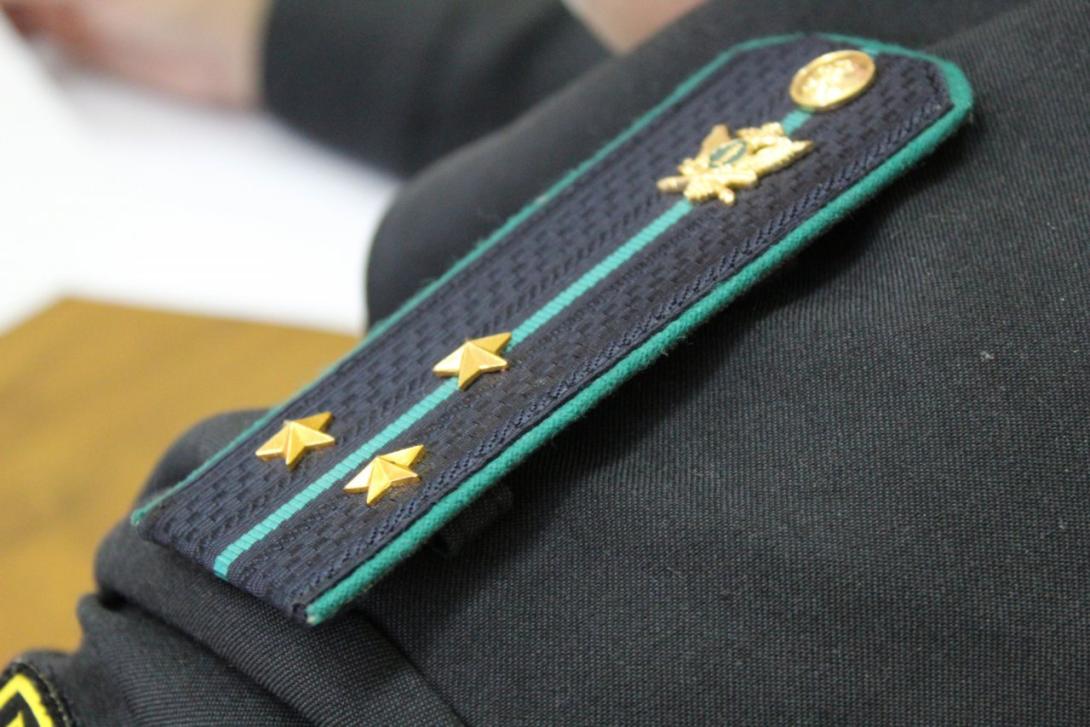 В Архангельской области должник по алиментам спрятался от приставов в шкафу