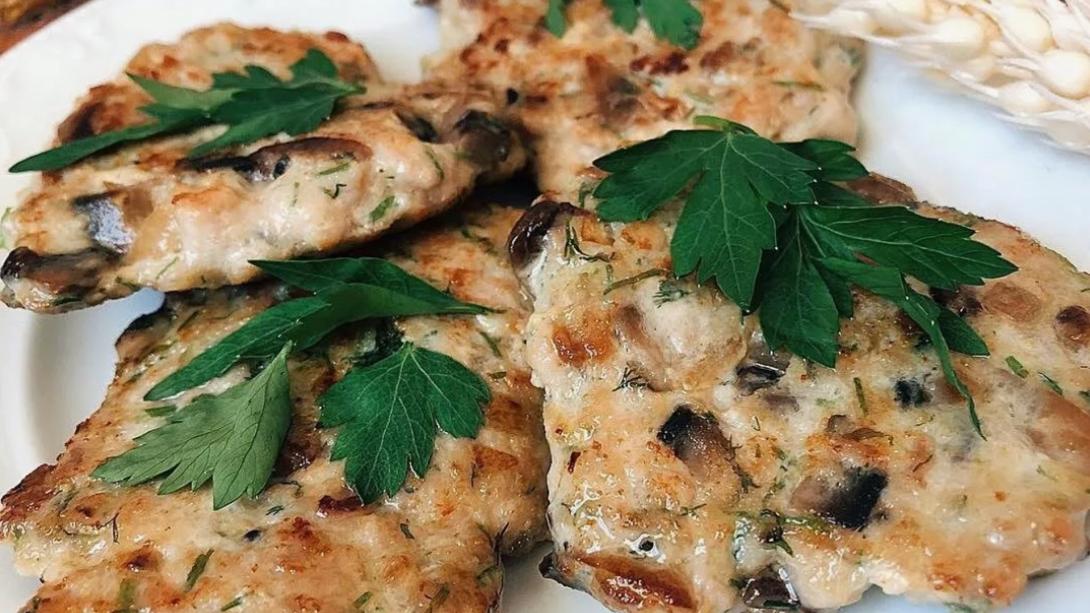 Надоевшие оладьи больше не готовлю: беру грибы и готовлю гору вкуснятины на завтрак — рецепт за 5 минут