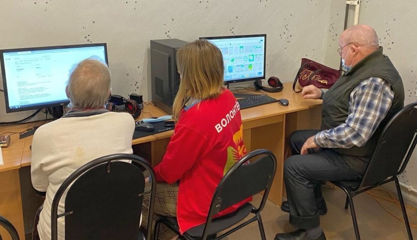 В молодежном центре Северодвинска реализуется проект по обучению пожилых северян компьютерной грамотности