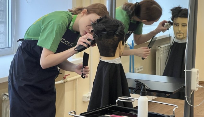 Будущие парикмахеры, повара и отельеры демонстрируют свое искусство на чемпионате «Профессионалы»