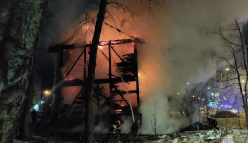 В центре Архангельска ночью произошел крупный пожар: сгорела «деревяшка» 