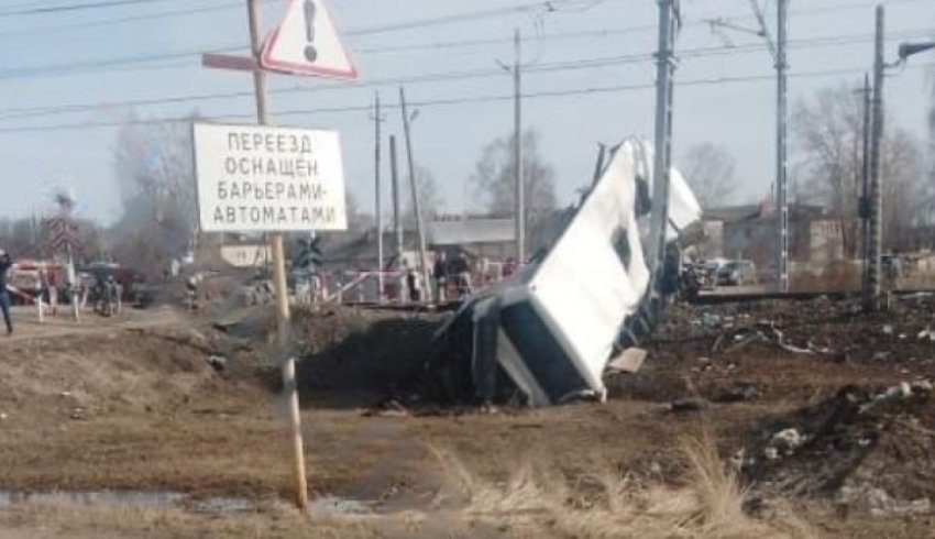 Поезд из Архангельска протаранил автобус в Ярославской области: погибли люди