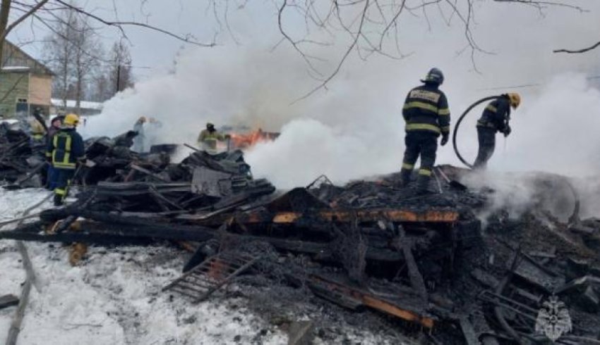 Ночной пожар в архангельском поселке оставил без крова шесть семей с детьми