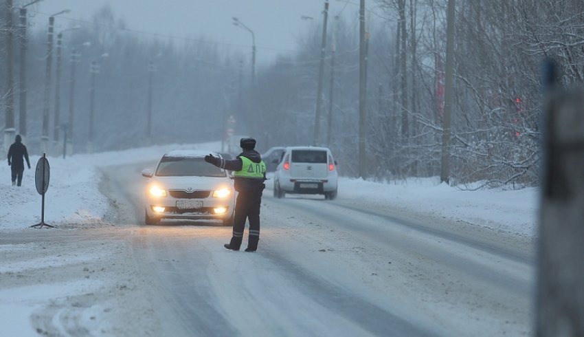 ГИБДД призывает водителей и пешеходов быть внимательными в сложных погодных условиях