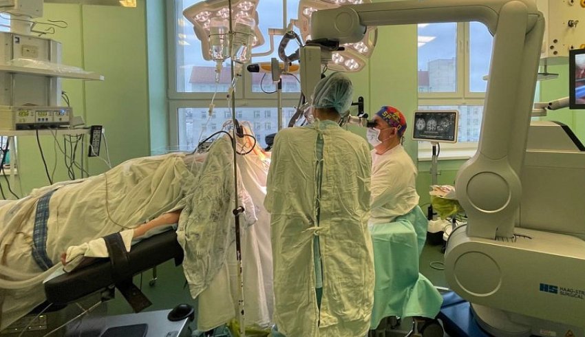 Нейрохирурги из Архангельска выполнили сложнейшую операцию по удалению опухоли головного мозга.