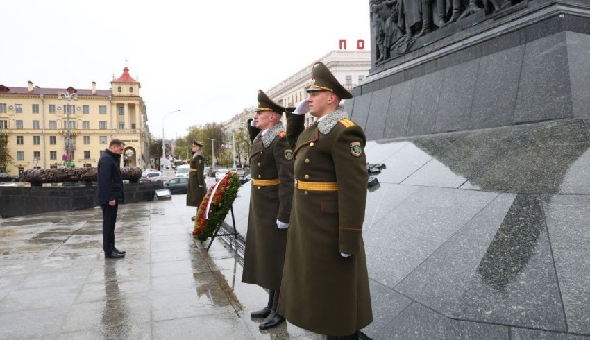 Александр Цыбульский возложил венок к монументу Победы в Минске