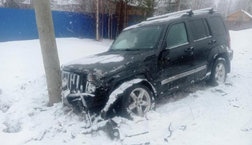 В Архангельской области внедорожник влетел в столб после ДТП: пострадали люди