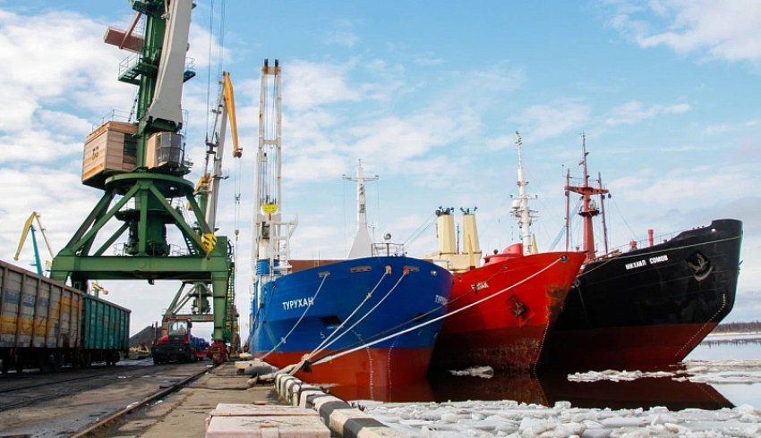 В региональном правительстве обсудили вопрос перевалки минеральных удобрений через морской порт Архангельск.