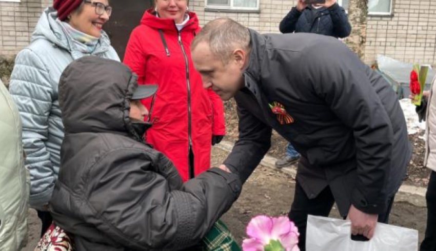 С оркестром и подарками: в Архангельске в преддверии Дня Победы чествуют ветеранов 