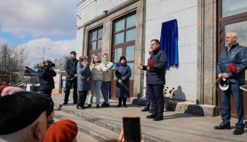 На главпочтамте в Архангельске установили мемориальную доску заслуженному связисту РСФСР Ивану Жукову